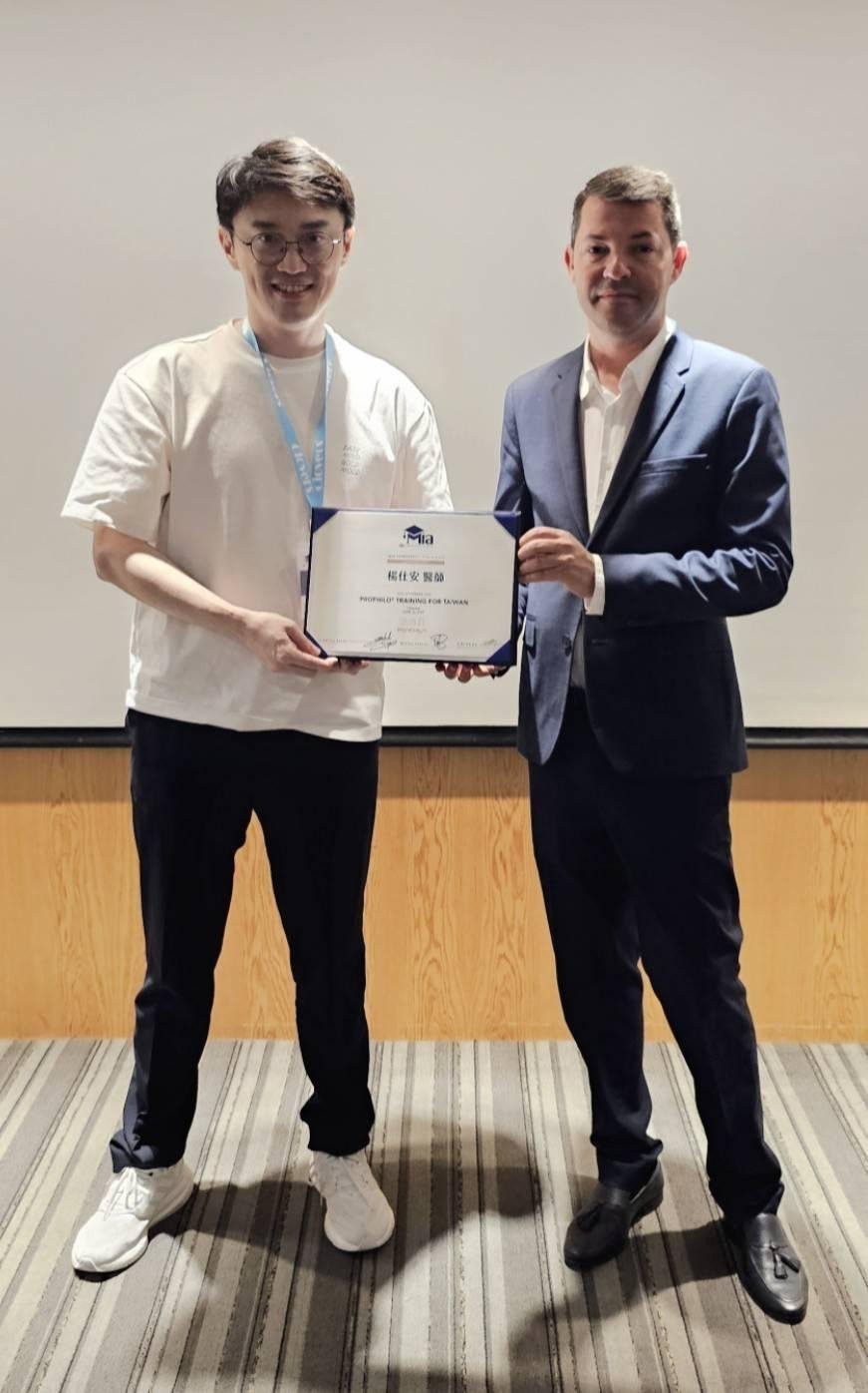 一張含有 服裝, 人員, 牆, 室內 的圖片 AI 產生的內容可能不正確。