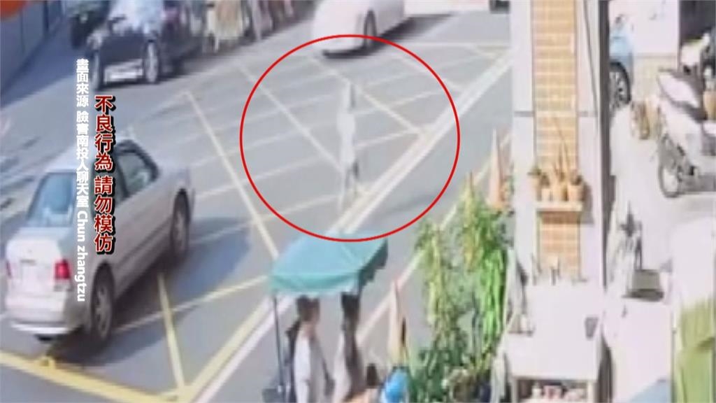 小孫子講不聽？邊哭邊跑追阿公的機車又被巴頭　影片遭po網