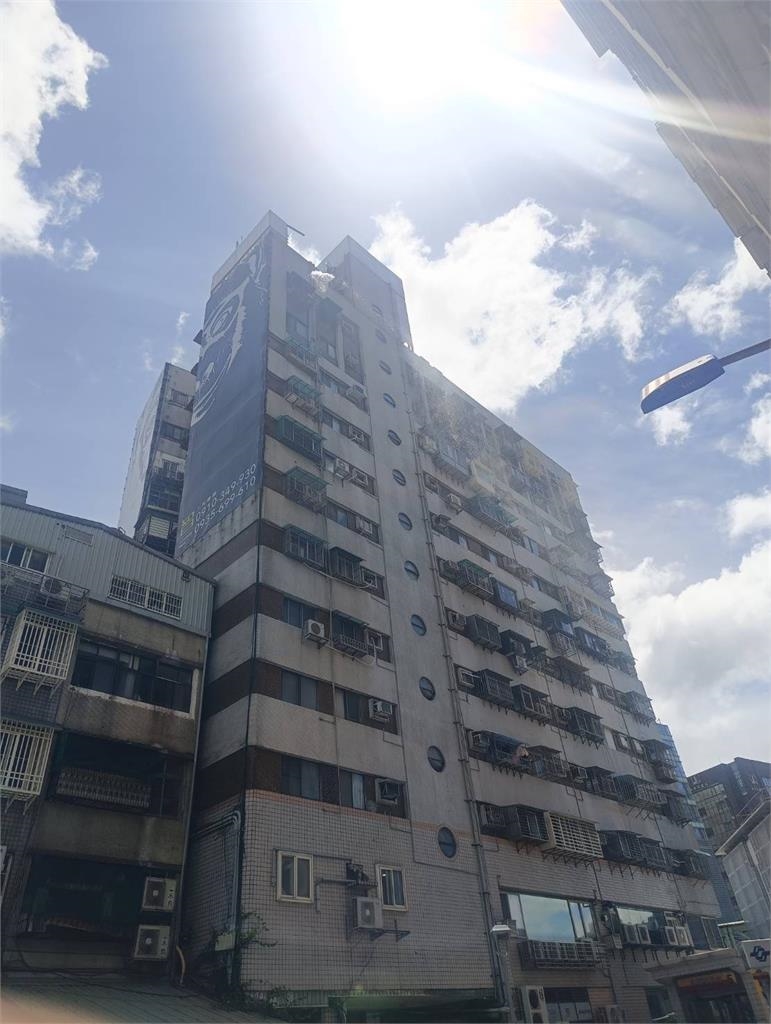 快新聞／中颱「楊柳」登陸　北市民權西路捷運站出口驚傳墜物