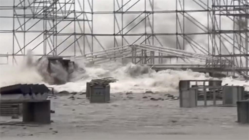 楊柳颱風/「楊柳」挾魔王風來襲! 台東樹倒鐵皮歪、縣府玻璃門遭吹破