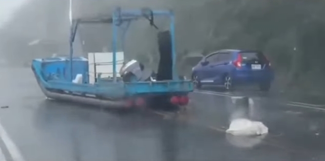 楊柳強襲台東！施工大樓「整面牆被吹垮」畫面曝光吸7300人急喊：天佑台灣