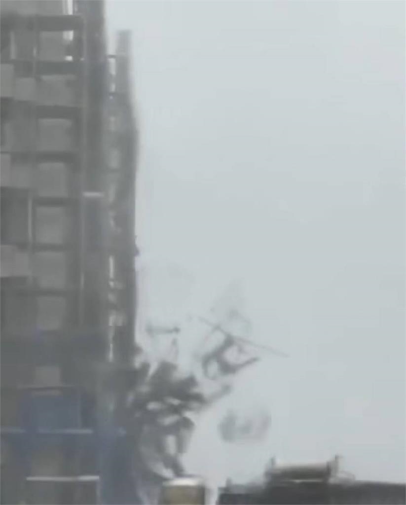 快新聞/楊柳颱風狂掃 工地鷹架被吹垮「天女散花」畫面曝光