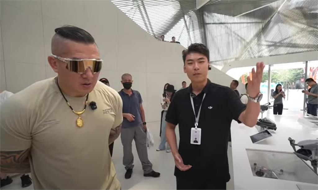 館長遊深圳狂讚中國：大家應該回家！網傻眼嘲諷「演都不演了」