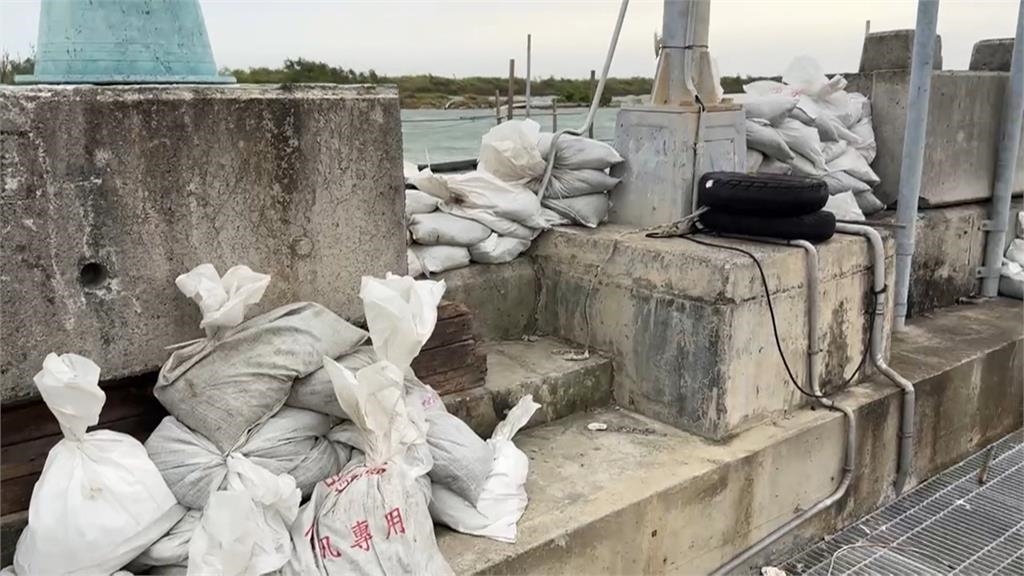 楊柳颱風台南七股出海 狂風掀翻民宅帆布 屋主鼻酸落淚