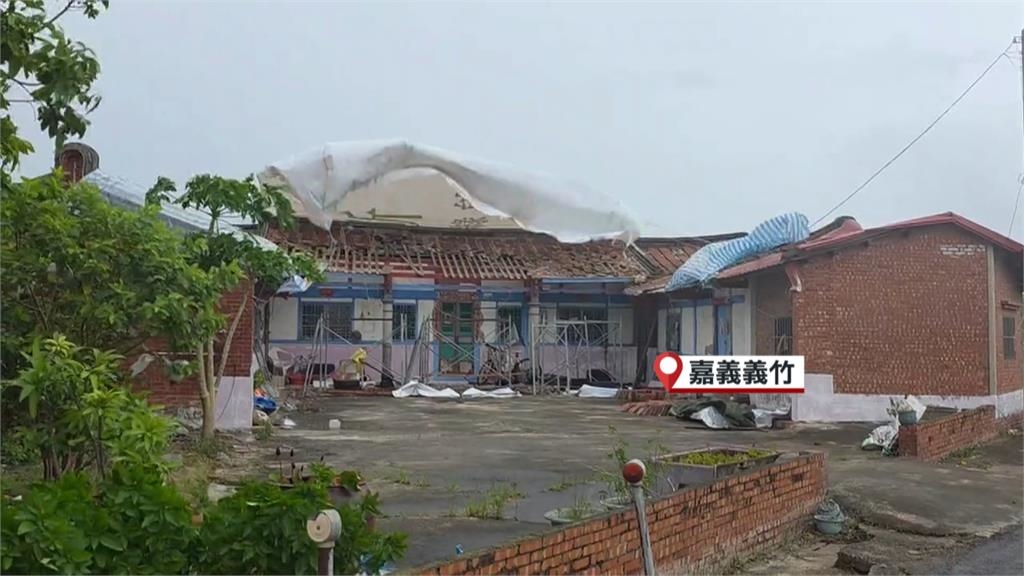 楊柳颱風台南七股出海 狂風掀翻民宅帆布 屋主鼻酸落淚