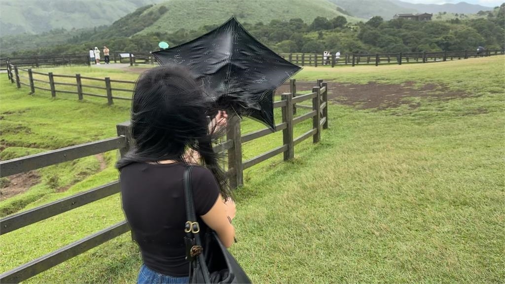 楊柳颱風帶來「角隅效應」　文化大學風勢強人站不穩