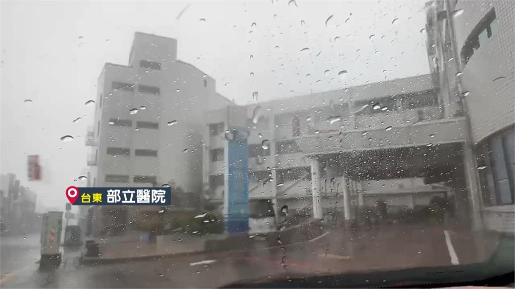 台東災情不斷！加油站鐵皮被掀翻　急診玻璃門倒下辦公室亂成一團