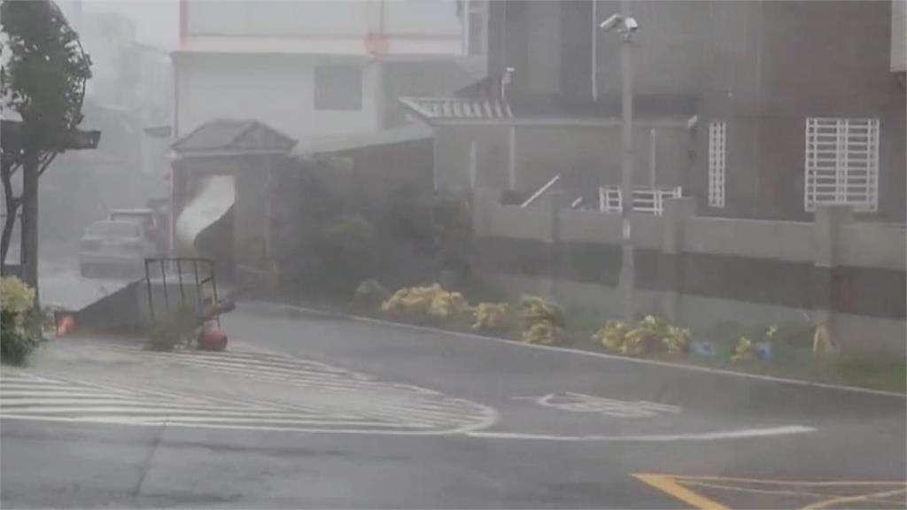 台東災情不斷！加油站鐵皮被掀翻　急診玻璃門倒下辦公室亂成一團