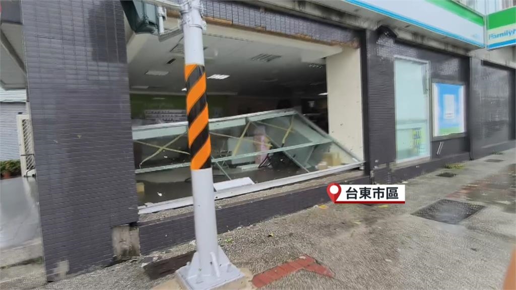 楊柳颱風/楊柳過境台東災情不斷! 小貨車、鐵皮屋頂都被吹翻