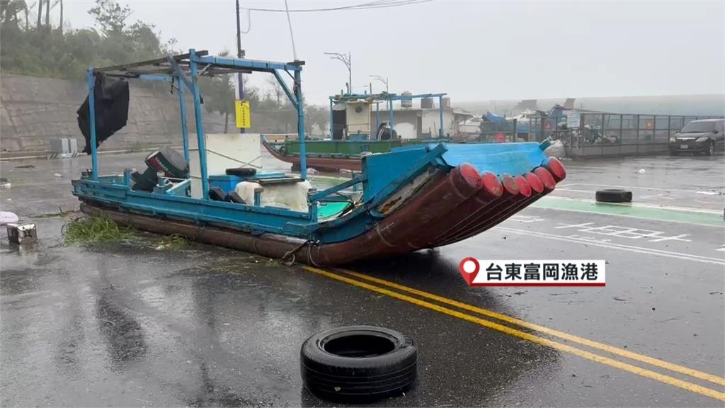 楊柳颱風/楊柳過境台東災情不斷! 小貨車、鐵皮屋頂都被吹翻