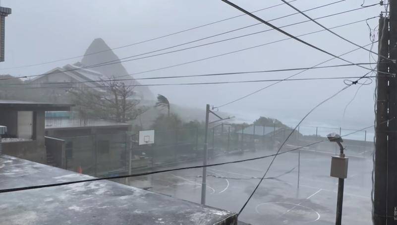 楊柳暴風圈觸陸！蘭嶼電線被吹歪「狂風暴雨畫面曝」當地人嘆：願大家平安