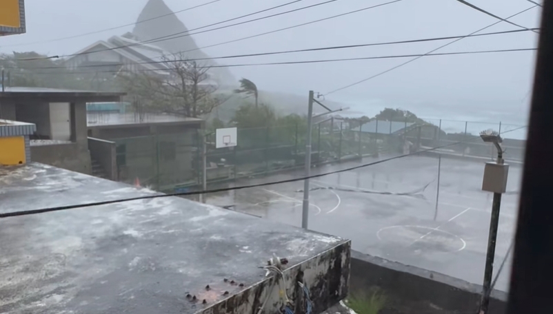 楊柳暴風圈觸陸！蘭嶼電線被吹歪「狂風暴雨畫面曝」當地人嘆：願大家平安