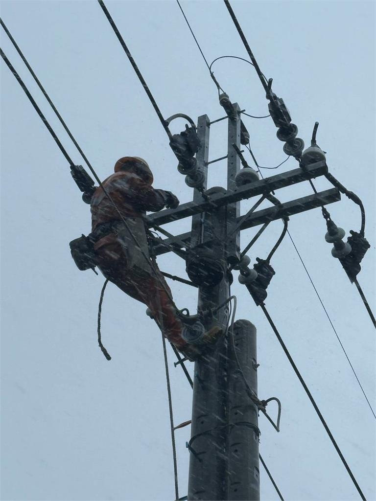 快新聞／雨橫風狂！台東超過2000戶停電　基隆1車遭棚架砸中