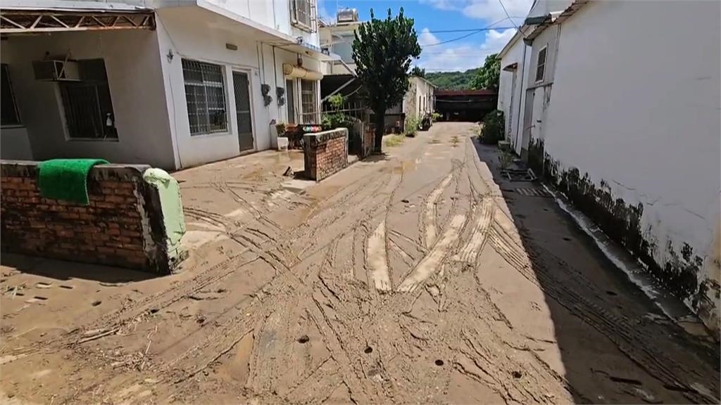 楊柳過境!恆春各處傳積淹水 學生捲袖子清校園.國軍助居民復原