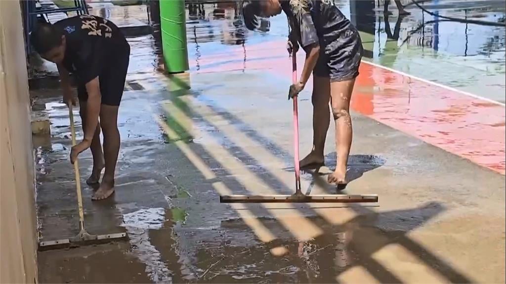 楊柳過境!恆春各處傳積淹水 學生捲袖子清校園.國軍助居民復原