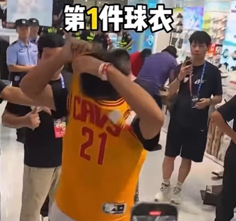 NBA(影)／19件球衣的告白！前勇士隊冠軍成員遇上鐵粉大絕招全部親筆認證