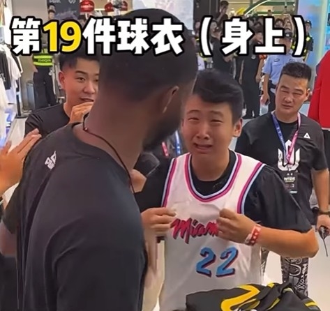 NBA(影)／19件球衣的告白！前勇士隊冠軍成員遇上鐵粉大絕招全部親筆認證