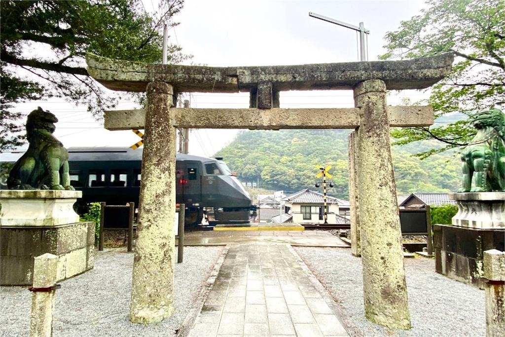 遊客旅日疑為「拍照打卡」慘遭火車撞上　「警鈴已響」仍碰死劫台女身分曝光！
