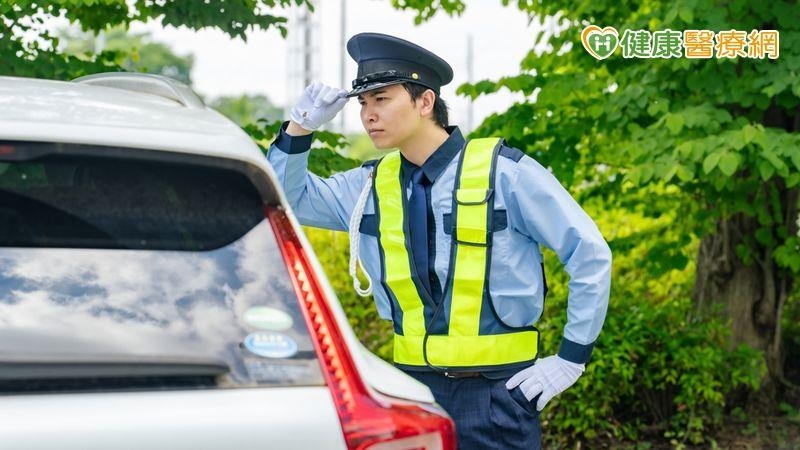 56歲保全喪失方向感、情緒不穩　竟是罹「年輕型失智症」　