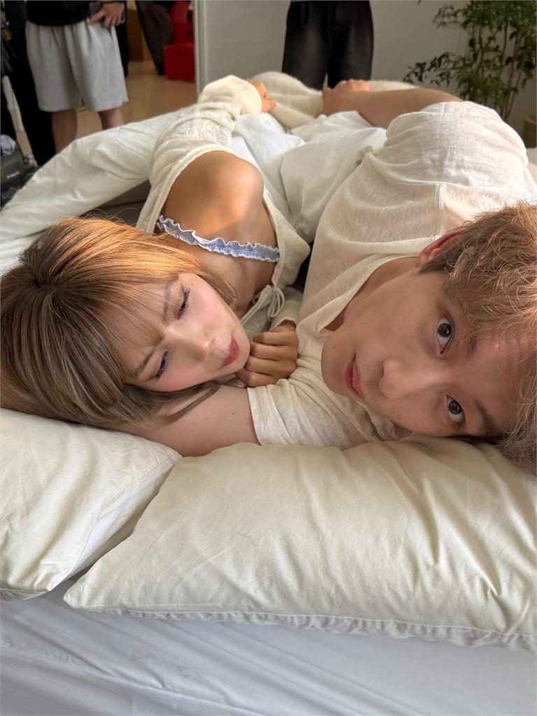 Lisa「私密床照」曝光!枕邊人竟換「日本小奶狗」網急喊:LV三公子別看