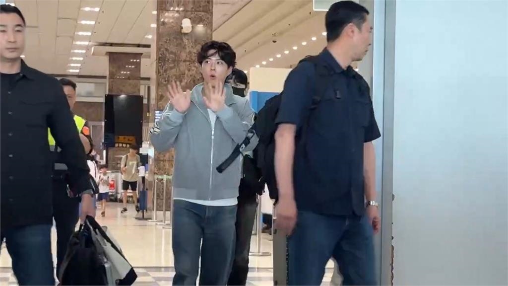 南韓「國民男友」朴寶劍抵高雄　粉絲機場擠爆熱情迎接