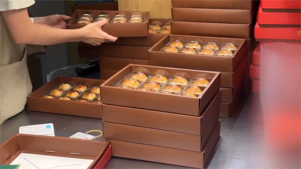 扯！距中秋節還近2個月　中部蛋黃酥名店已現排隊人潮