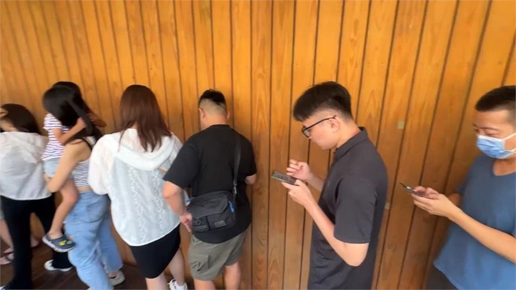 扯！距中秋節還近2個月　中部蛋黃酥名店已現排隊人潮