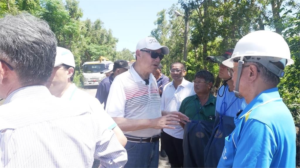 沒穿西裝！郭智輝改穿POLO衫牛仔褲雨鞋勘災