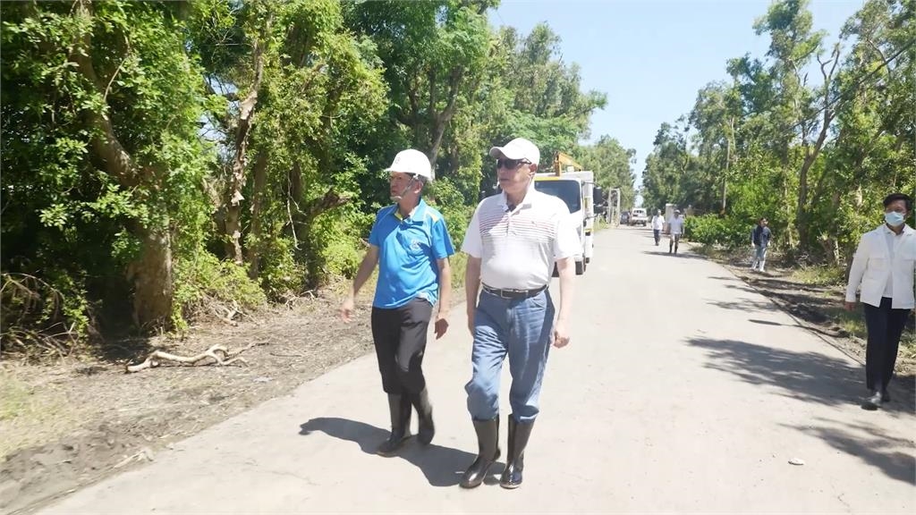 沒穿西裝！郭智輝改穿POLO衫牛仔褲雨鞋勘災