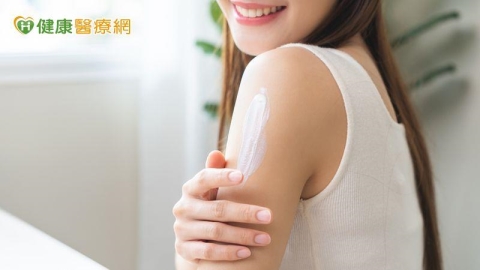 炎炎夏日擦乳液好難受！　醫建議「這樣做」穩定控制病情