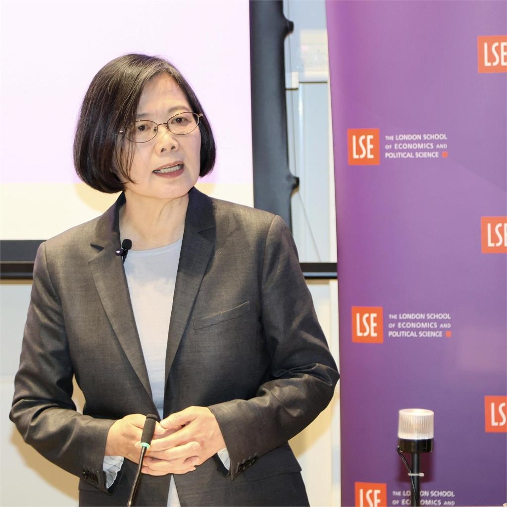 江蕙演唱會「歌迷拿螢光棒狂晃」竟是蔡英文!近況「暴瘦一圈」網憂心:多吃一點