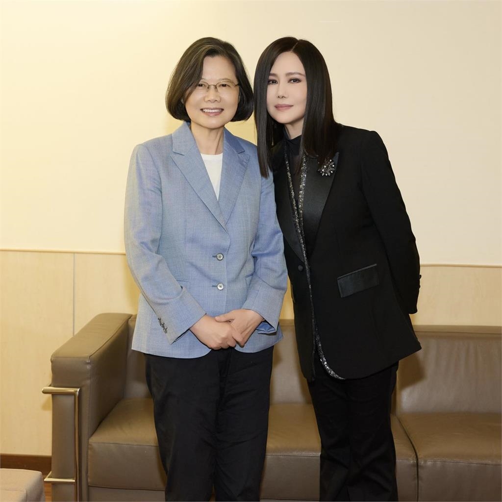 江蕙演唱會「歌迷拿螢光棒狂晃」竟是蔡英文!近況「暴瘦一圈」網憂心:多吃一點