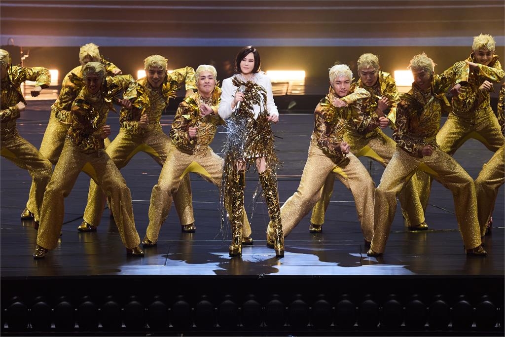 江蕙演唱會「歌迷拿螢光棒狂晃」竟是蔡英文!近況「暴瘦一圈」網憂心:多吃一點