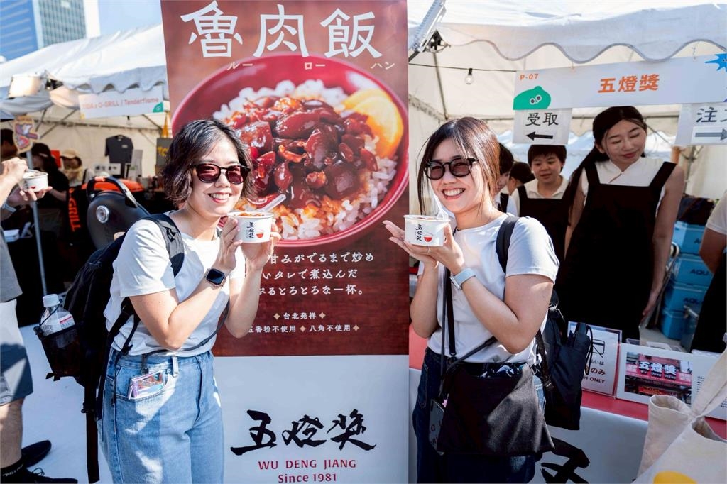 TAIWAN PLUS端經典台灣味 日民眾頂35度高溫排隊嘗鮮