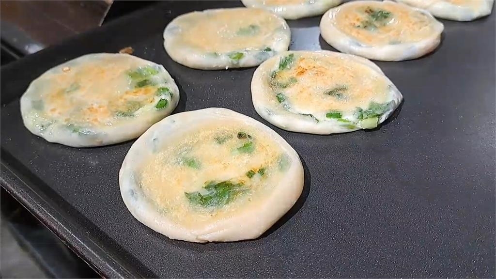 快新聞／颱風+豪雨雙重夾擊！蔥價飆升　銅板蔥油餅店撐不住紛紛休息