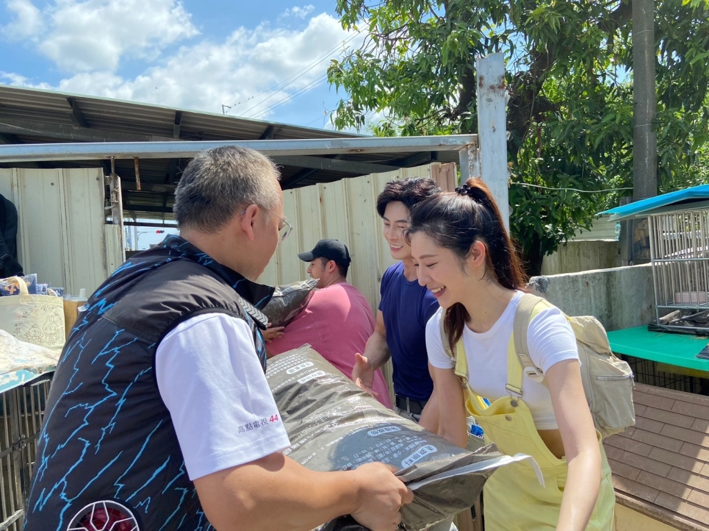 戲劇女神領軍藝人鹿希派送暖!搬磚、扛糧食幫助台南狗園重建