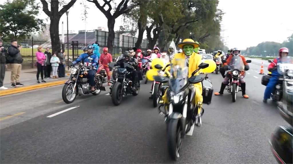 阿根廷4千重機騎士「扮裝傳愛」 前往兒童醫院送玩具