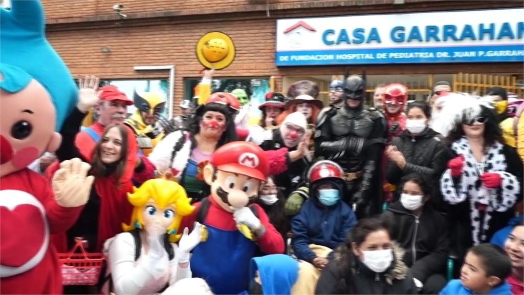 阿根廷4千重機騎士「扮裝傳愛」 前往兒童醫院送玩具