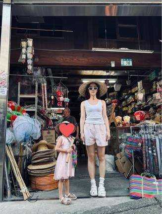 野生周曉涵平溪老街被捕捉！「土味穿搭」掀網朝聖：比雜誌照還時尚