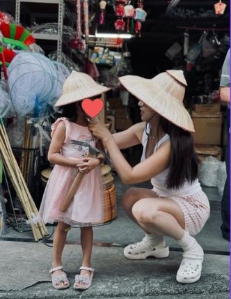 野生周曉涵平溪老街被捕捉！「土味穿搭」掀網朝聖：比雜誌照還時尚