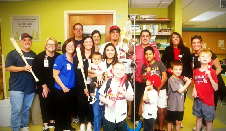 MLB(影)/畫滿病童手印的球棒 真的敲出全場最暖心的一支全壘打