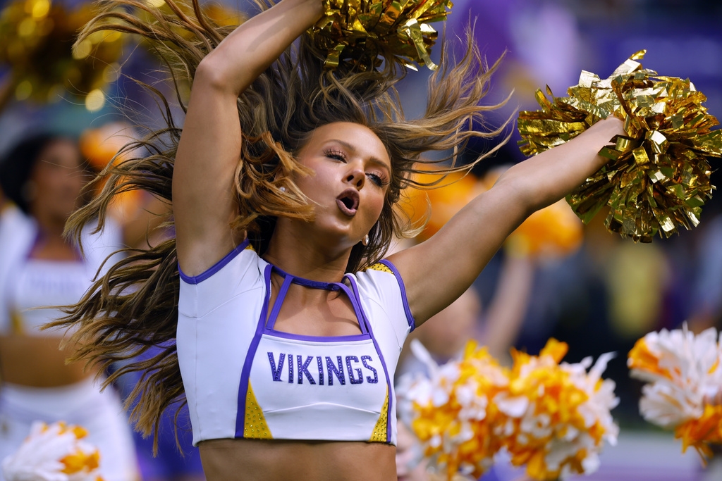 NFL(影)／啦啦隊首度有男性引起球迷反彈?　維京人發文力挺2位新成員