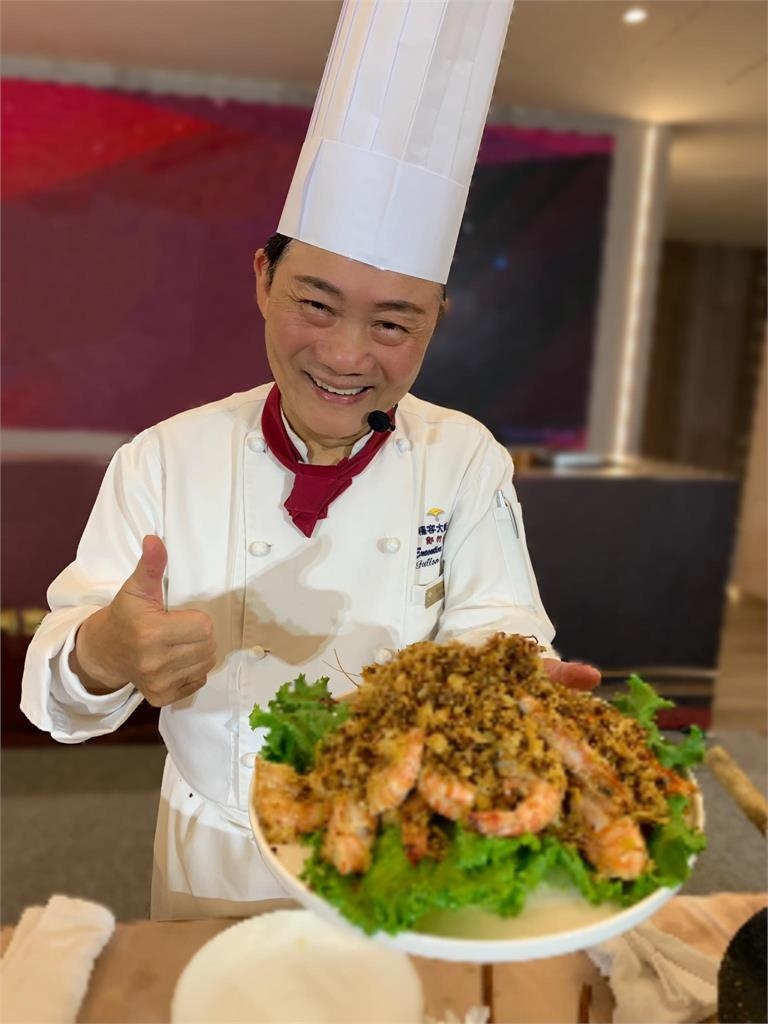 10年前「滑進摩鐵」喊退出媒體!阿基師73歲神隱「打工近況曝光」網:辛苦了