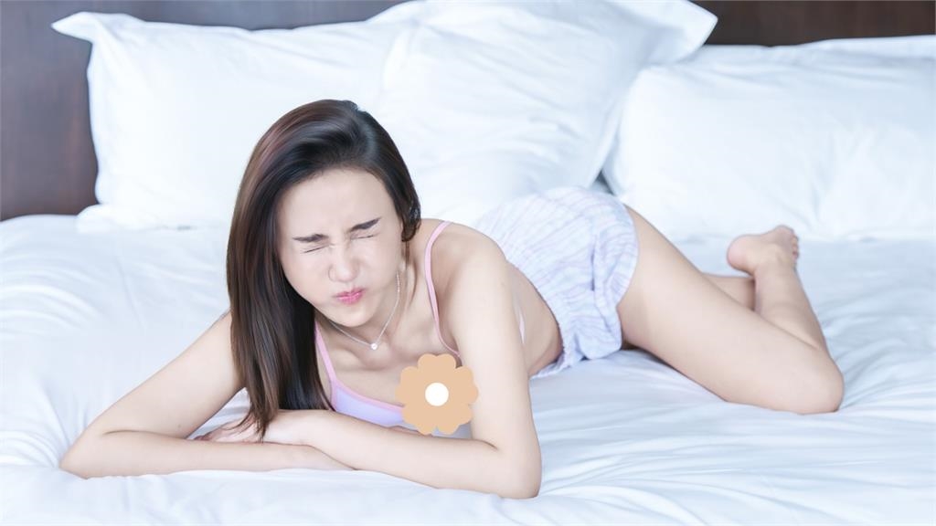 48歲何妤玟深夜脫了「只穿Bra」曲線逼人！趴床照「SSR身材」全被拍