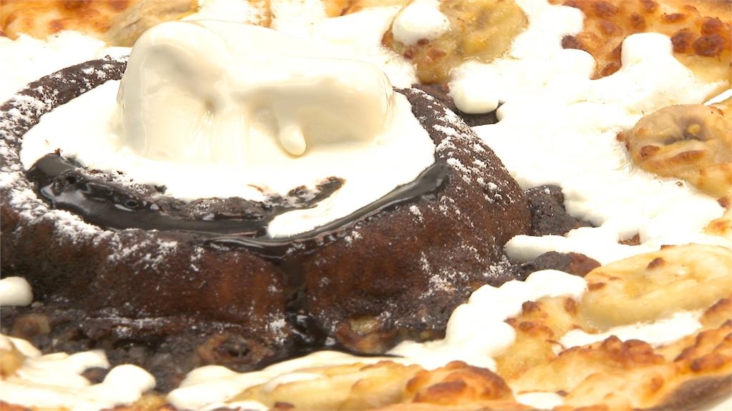 搶酷暑商機！　火山熔岩披薩變身巧克力冰山