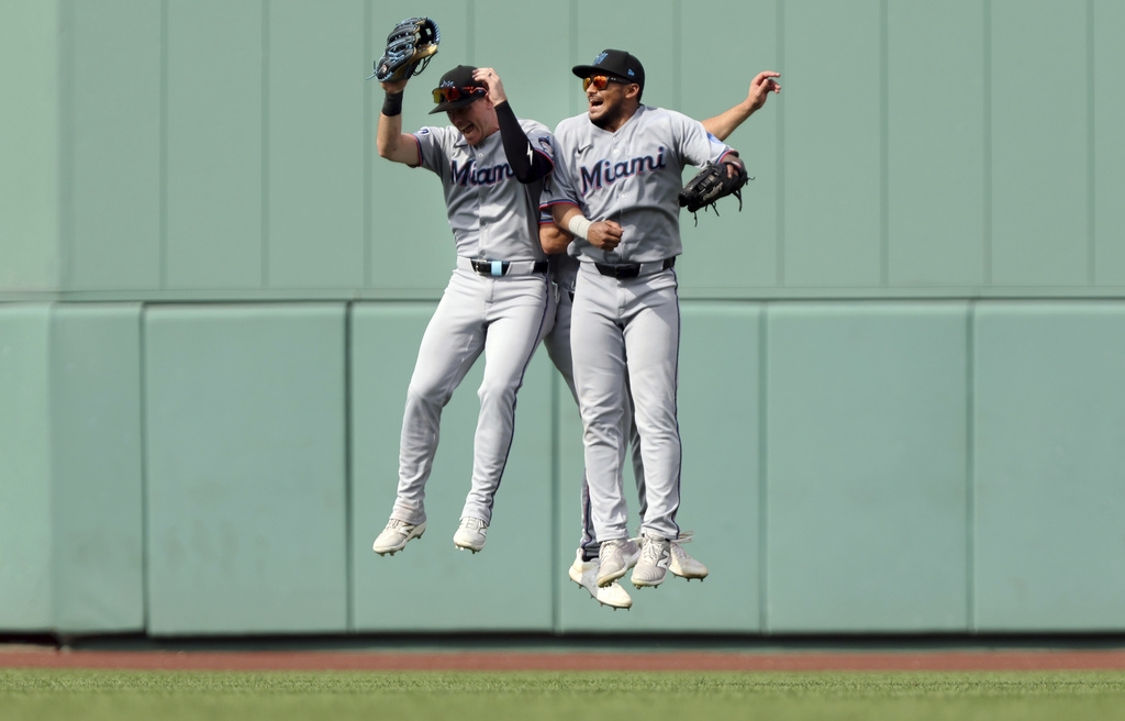 MLB(影)／煮熟的鴨子飛了!　外野手差點美技接殺卻意外成全壘打超自責