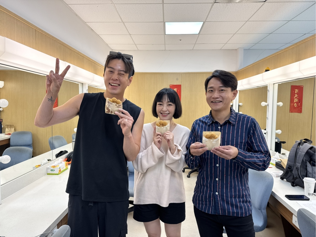 蔡燦得驚喜探班《好運來》特地穿初次拍攝戲服！陳家逵、吳東諺搞笑喊：靜怡靈魂回歸