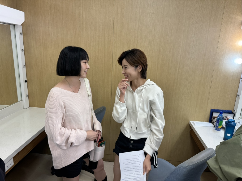 蔡燦得驚喜探班《好運來》特地穿初次拍攝戲服！陳家逵、吳東諺搞笑喊：靜怡靈魂回歸