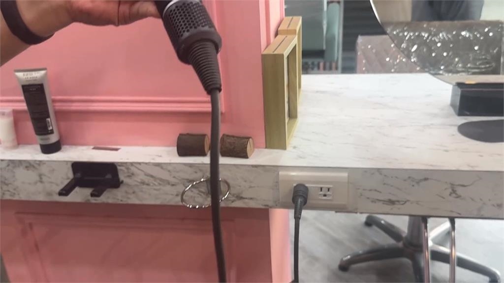 髮廊吹風機變噴火槍？　「機身接電處冒火」女客嚇到急摀耳朵