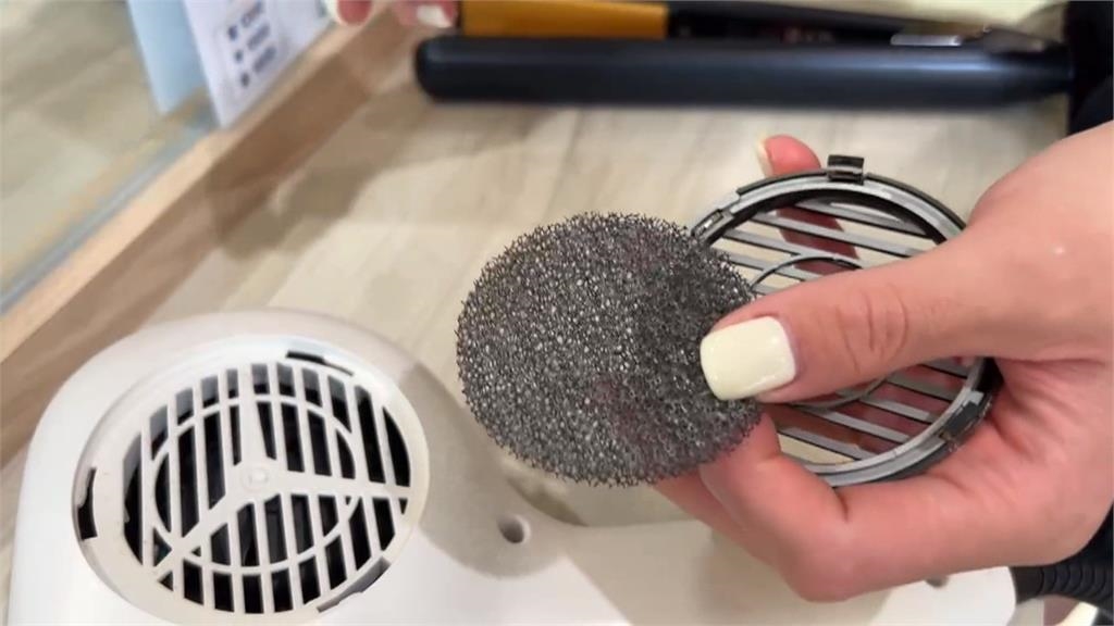 髮廊吹風機變噴火槍？　「機身接電處冒火」女客嚇到急摀耳朵